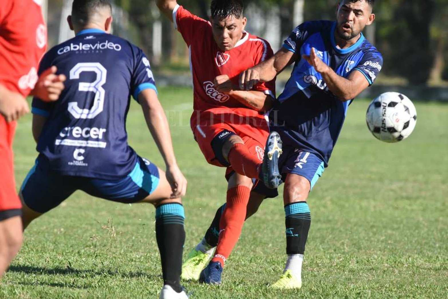 Encuadres de Ciclón Racing e Independiente de Santo Tome.