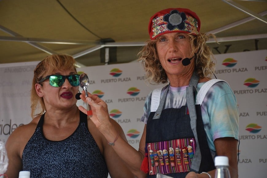 ELLITORAL_GALL_78052 |  Pablo Aguirre Puerto Plaza recibió a Maru Botana que junto a Alejandra 'Locomotora' Oliveras llevó adelante una acción solidaria para materializar la apertura de un Gimnasio Social en Barrio Alfonso.