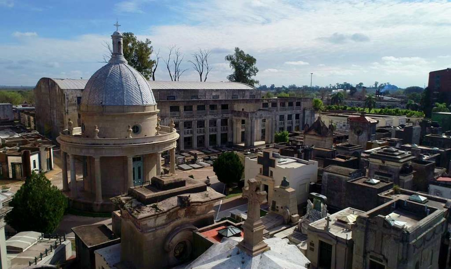 Desde el aire, así se ve el cementerio municipal.