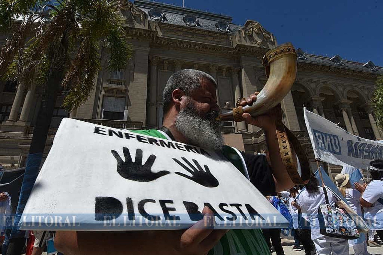 Marcha de los enfermeros a Casa de Gobierno - El Litoral