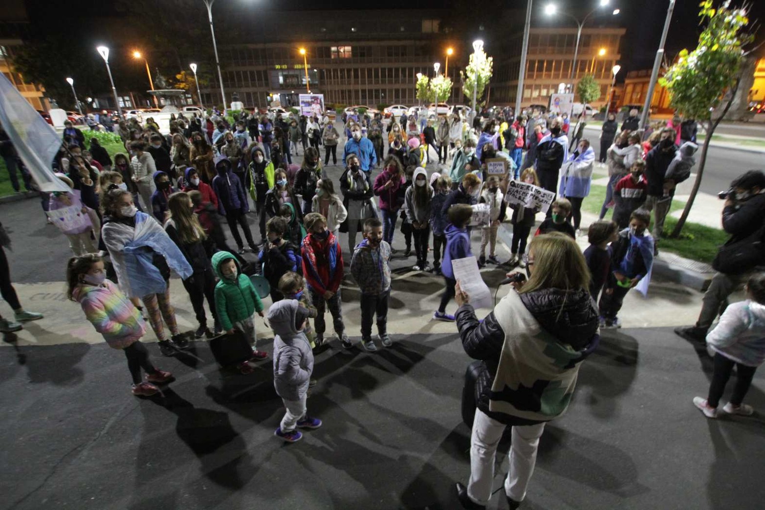 Un parlante en la plaza. Dos oradores tuvo la marcha que convocó a unas 250 personas.