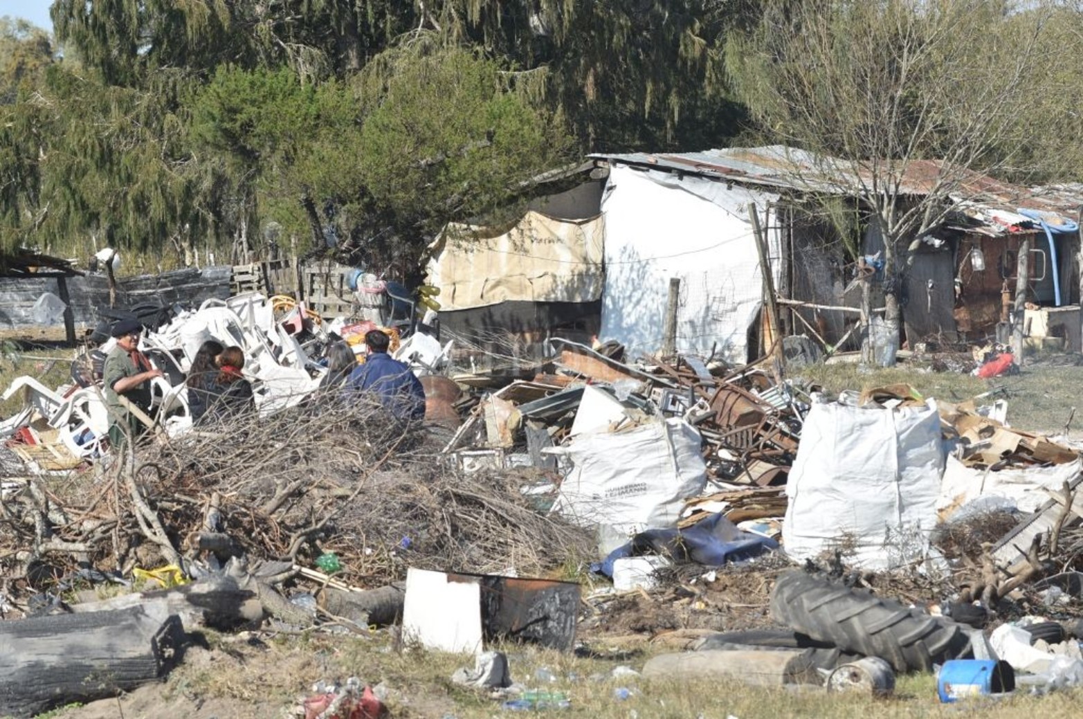 En el ejido de Arroyo Leyes, la comuna tira la basura en el valle de inundación de la laguna Setúbal.