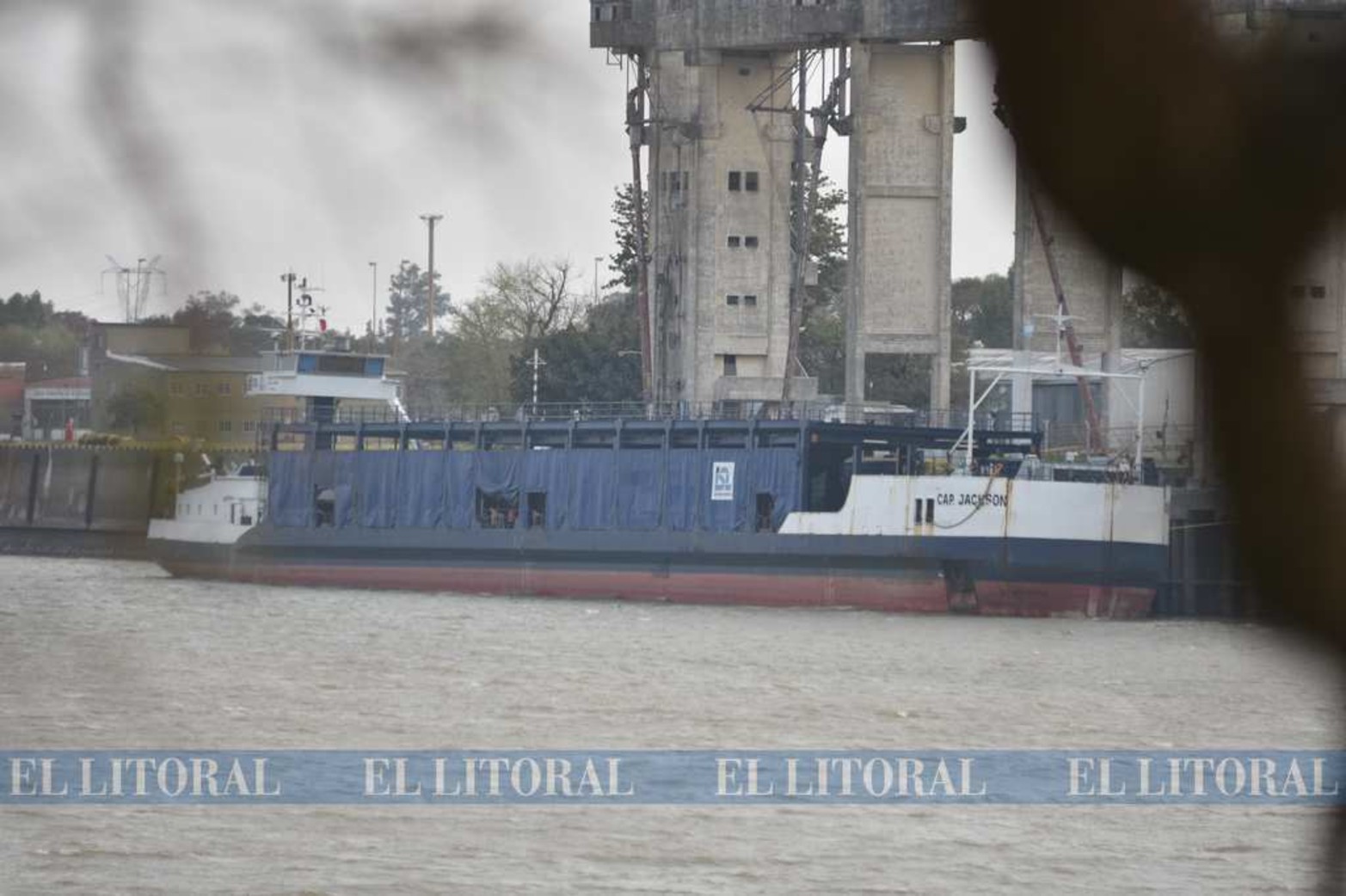 Media docena de barcos con granos de maíz salieron del Puerto de Santa Fe con destino a Montevideo en estos últimos meses.