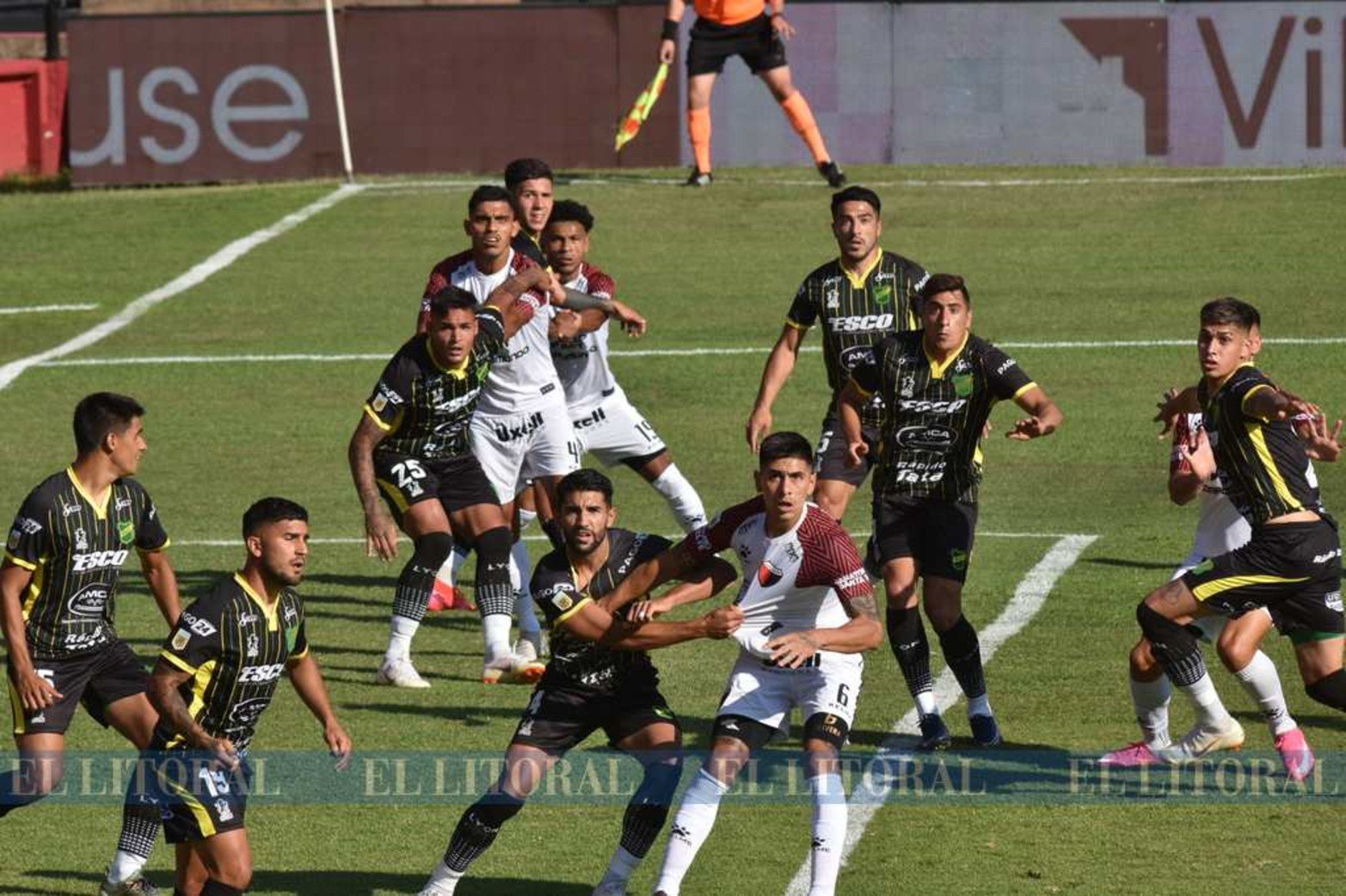 Colón y Defensa y Justicia juegan en el estadio Brigadier López.