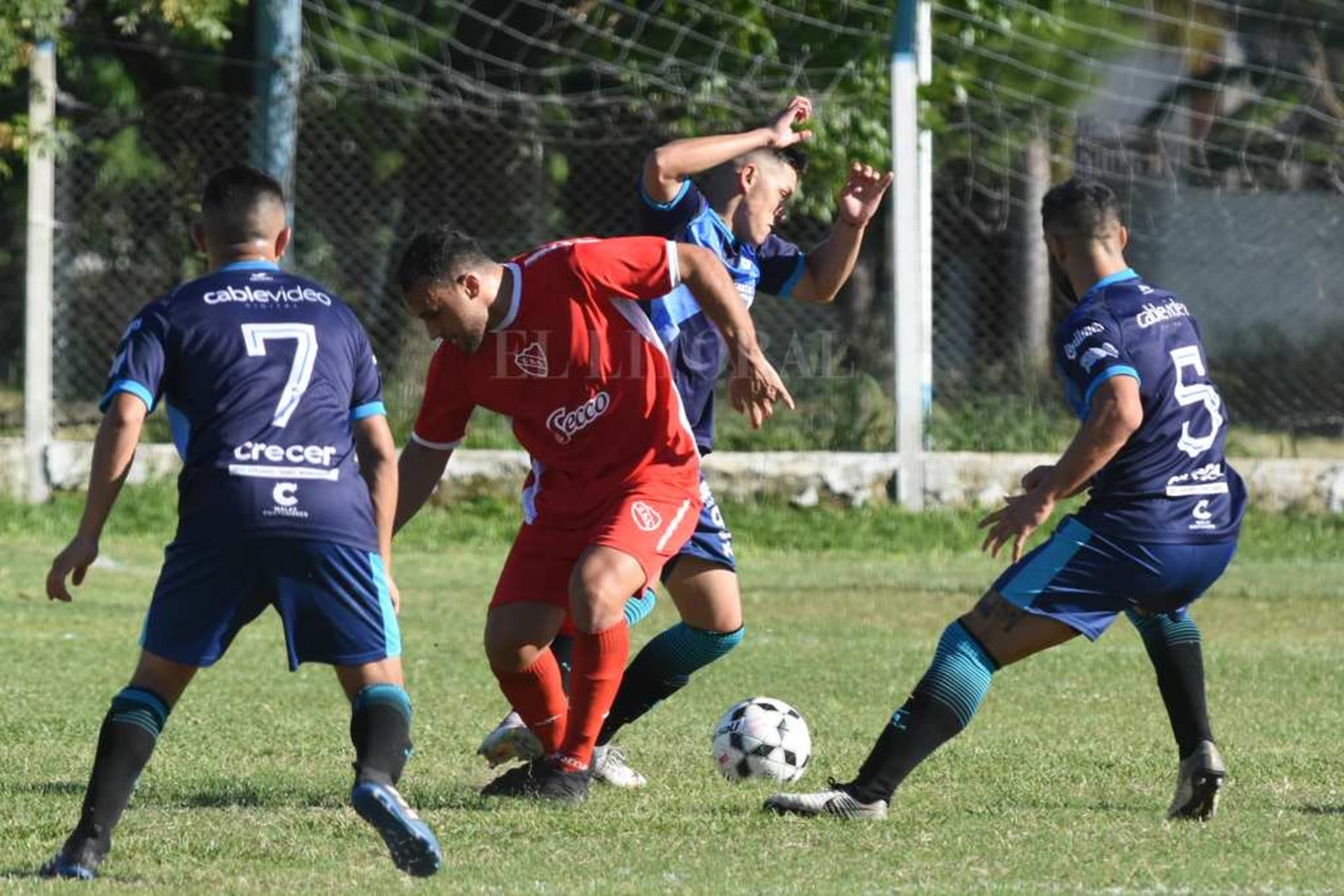 Encuadres de Ciclón Racing e Independiente de Santo Tome.