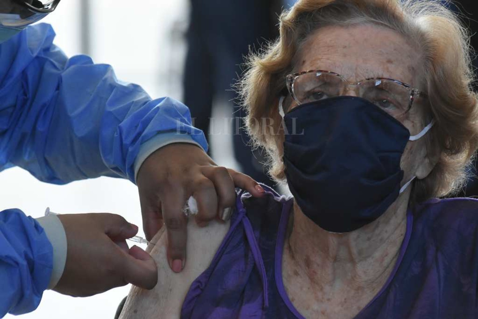 La segunda dosis para los mayores de 90 comenzó esta semana en el vacunatorio de la Esquina Encendida de Ceballos y Facundo Zuviría.