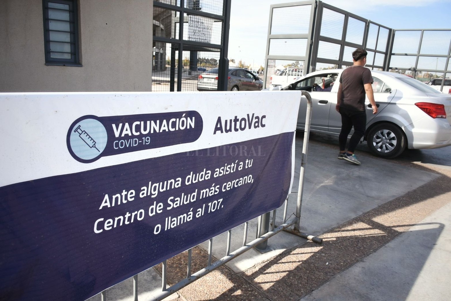 En el predio del Estadio funciona también un puesto de vacunación contra el coronavirus. A diario cientos de sanjuaninos concurren a recibir las aplicaciones de las vacunas contra el virus Covid-19.