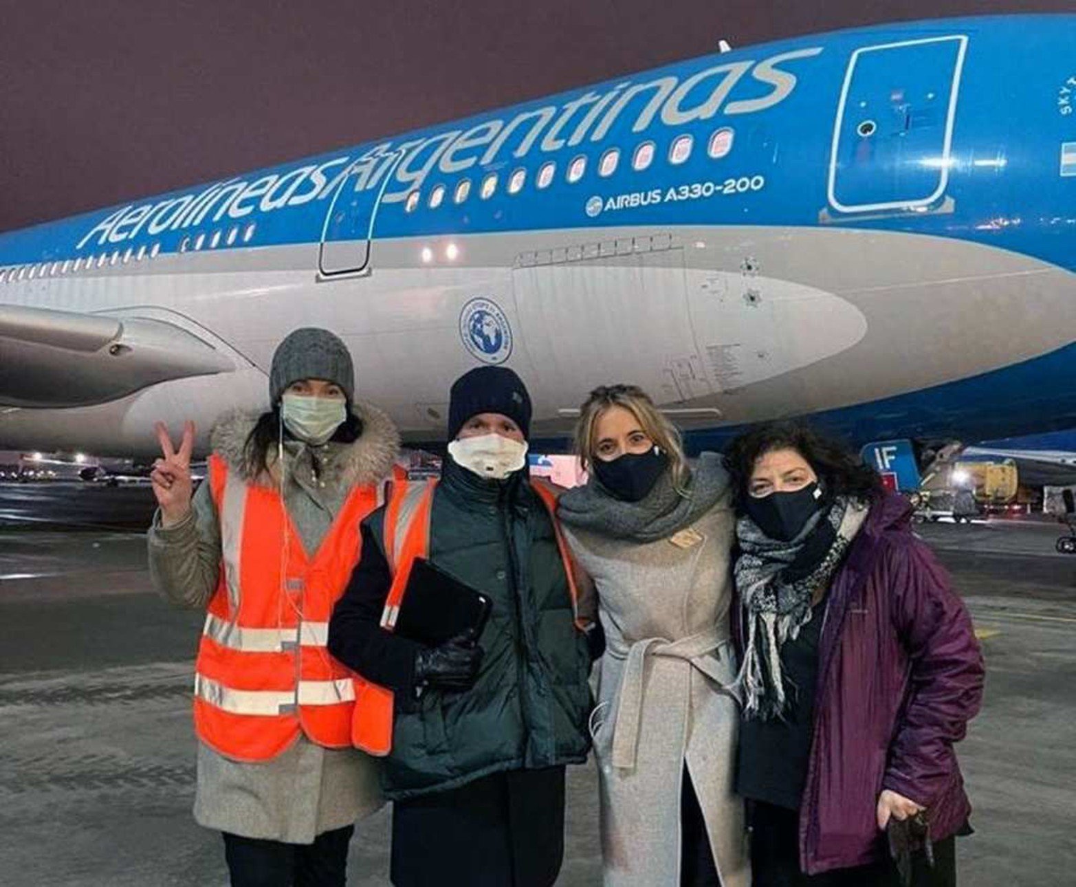 En el aeropuerto de Rusia. A la derecha de la imagen la funcionaria Carla Vizotti.