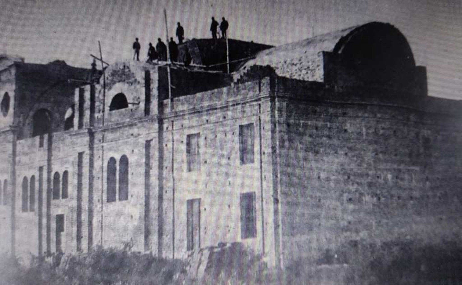 Imagen de 1885 y 1886. Refleja la construcción del templo de la Inmaculada Concepción, en la que se observa a los albañiles trabajando en el techo. Aún no estaban la cúpula ni la aguja del campanario.