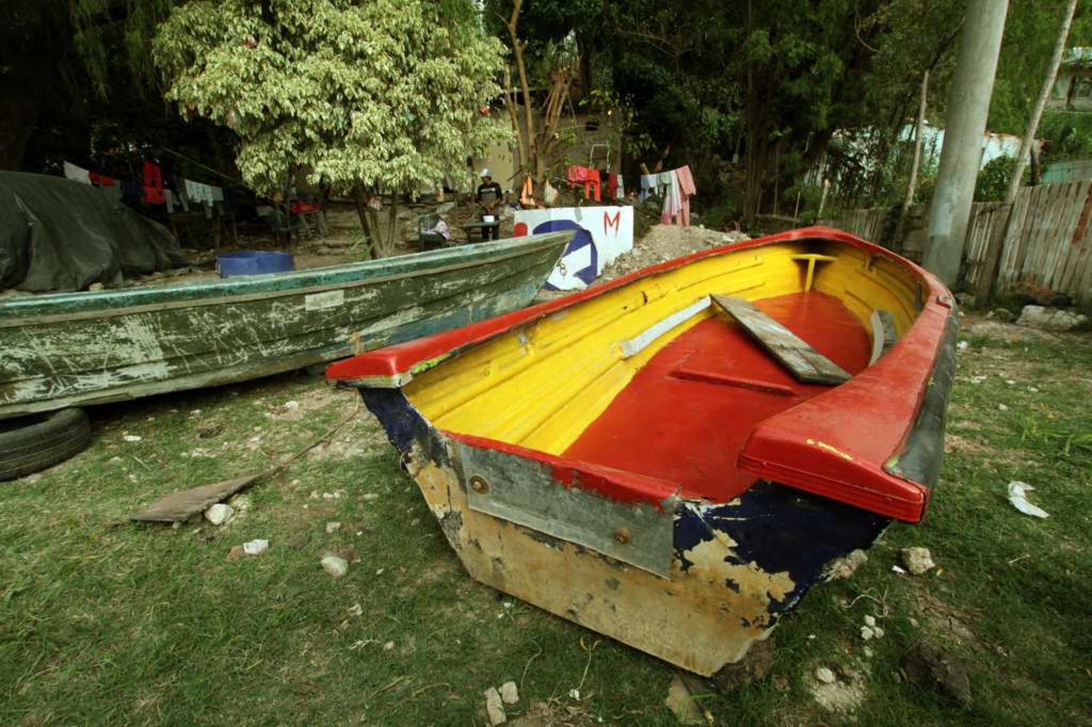 Paisaje costero. En Puerto Sánchez, algunas canoas en el agua otras en los patios para ser repradas.