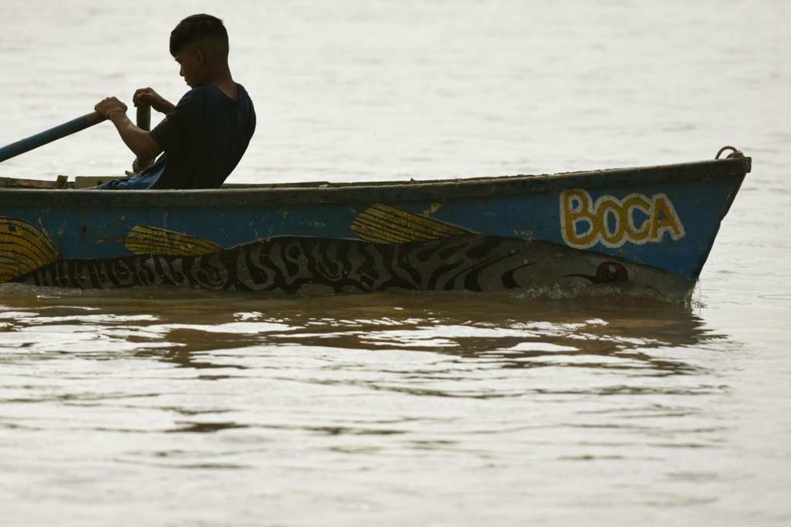 Juancito ya pesca solo. Con solo 13 años este niño ya aprendió el oficio y es mirado siempre desde la costa.