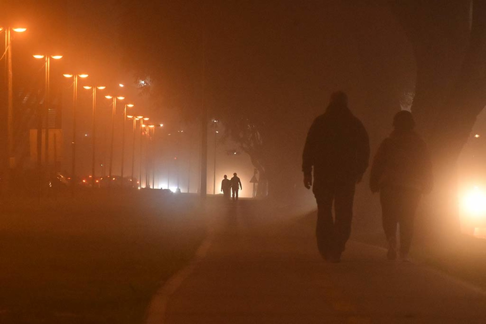 La ciudad anochece temprano por un importante fenómeno de neblinas que cubren toda la ciudad