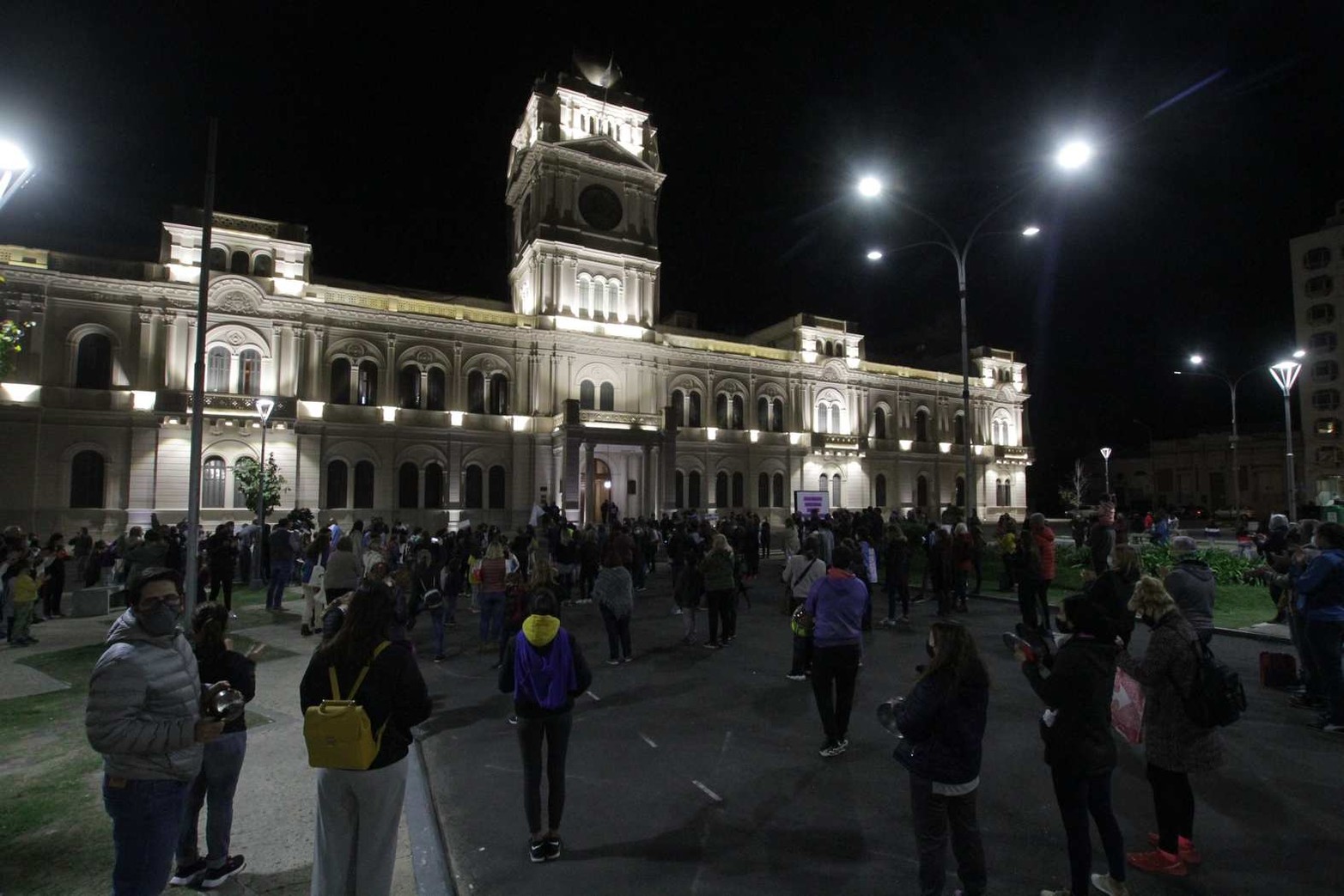 Alrededor de 250 personas entre grandes y chicos se hicieron presente en la fresca tardecita del miércoles.