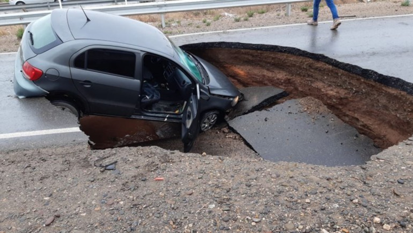 Enorme grieta en la R7 se tragó a un auto en Neuquén