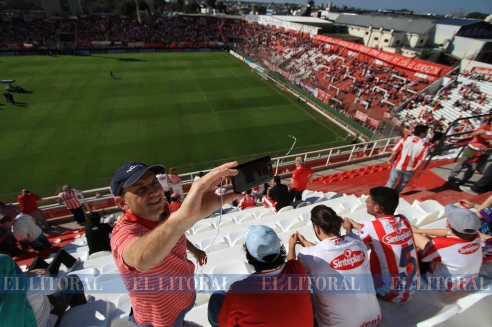 17 de agosto de 2014. El poder de detener el tiempo que tiene la fotografía. Ese día se inauguró la nueva tribuna.