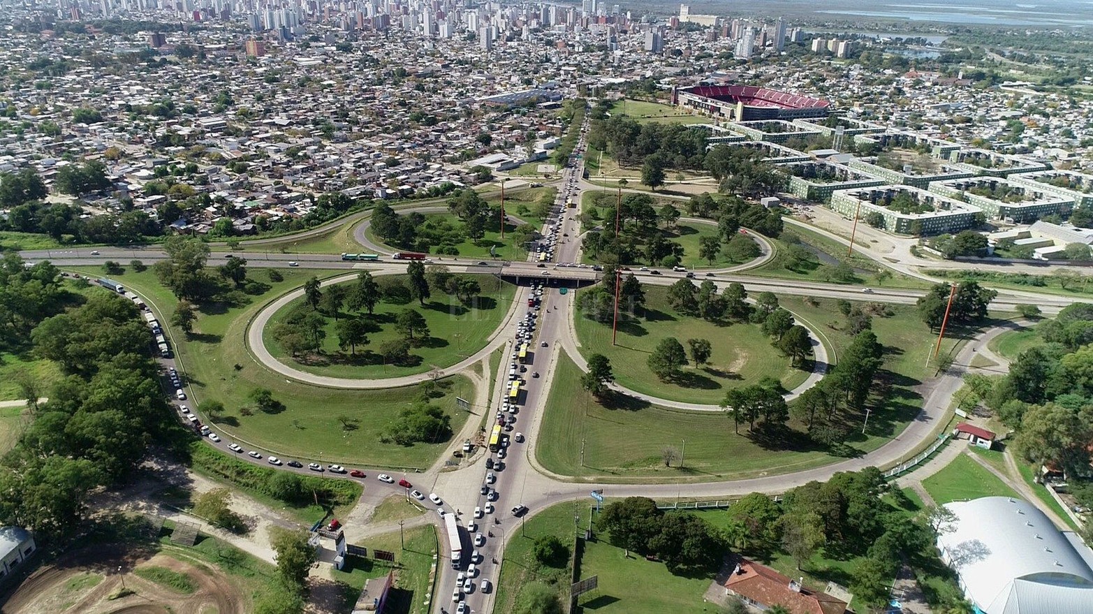 Por la medida de fuerza que realizan los transportistas de turismo en la autopista los camiones de carga deben desviar por la ciudad de Santo Tomé y se registran complicaciones para circular por el Puente Carretero.