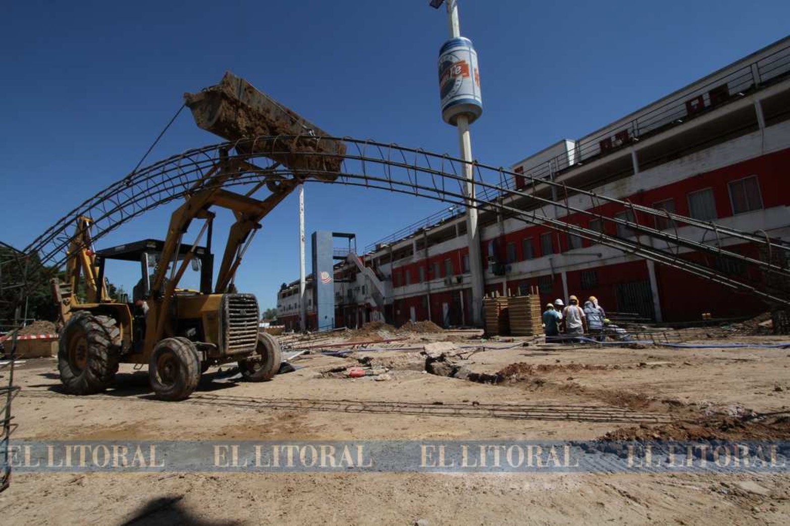 29 de enero de 2013. Las bases para apoyar la estructurda pre moldeada.