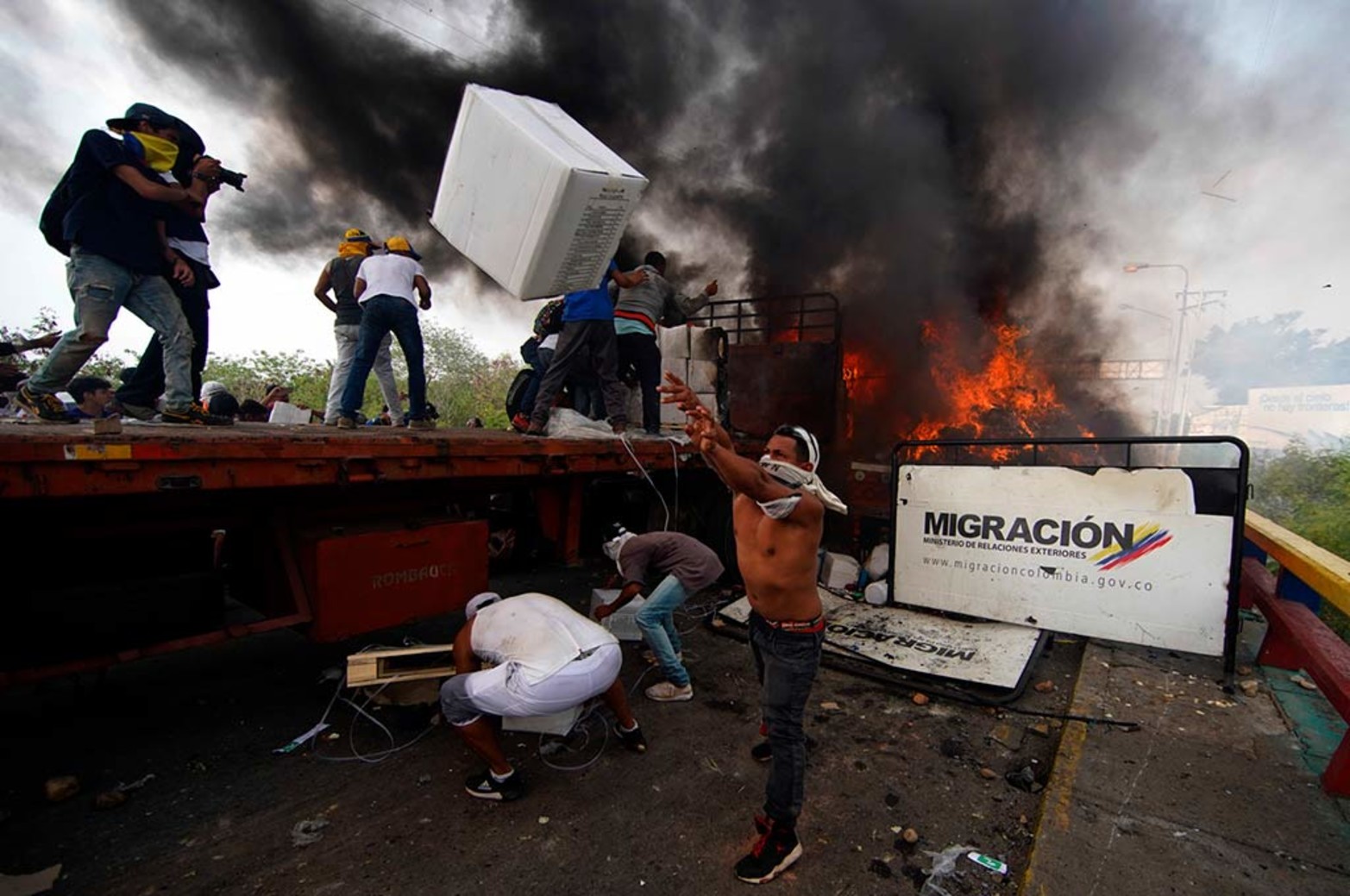 Frontera Venezuela-Colombia saqueo de camiones con ayuda social