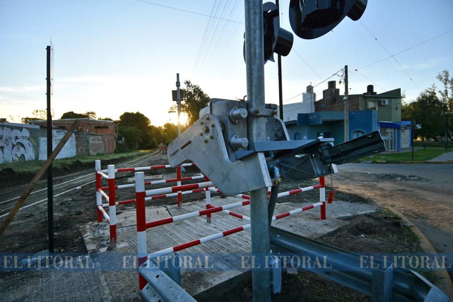 Nuevas barreras para mejorar la seguridad ferroviaria de la ciudad. Paso a nivel de Facundo Zuviría.