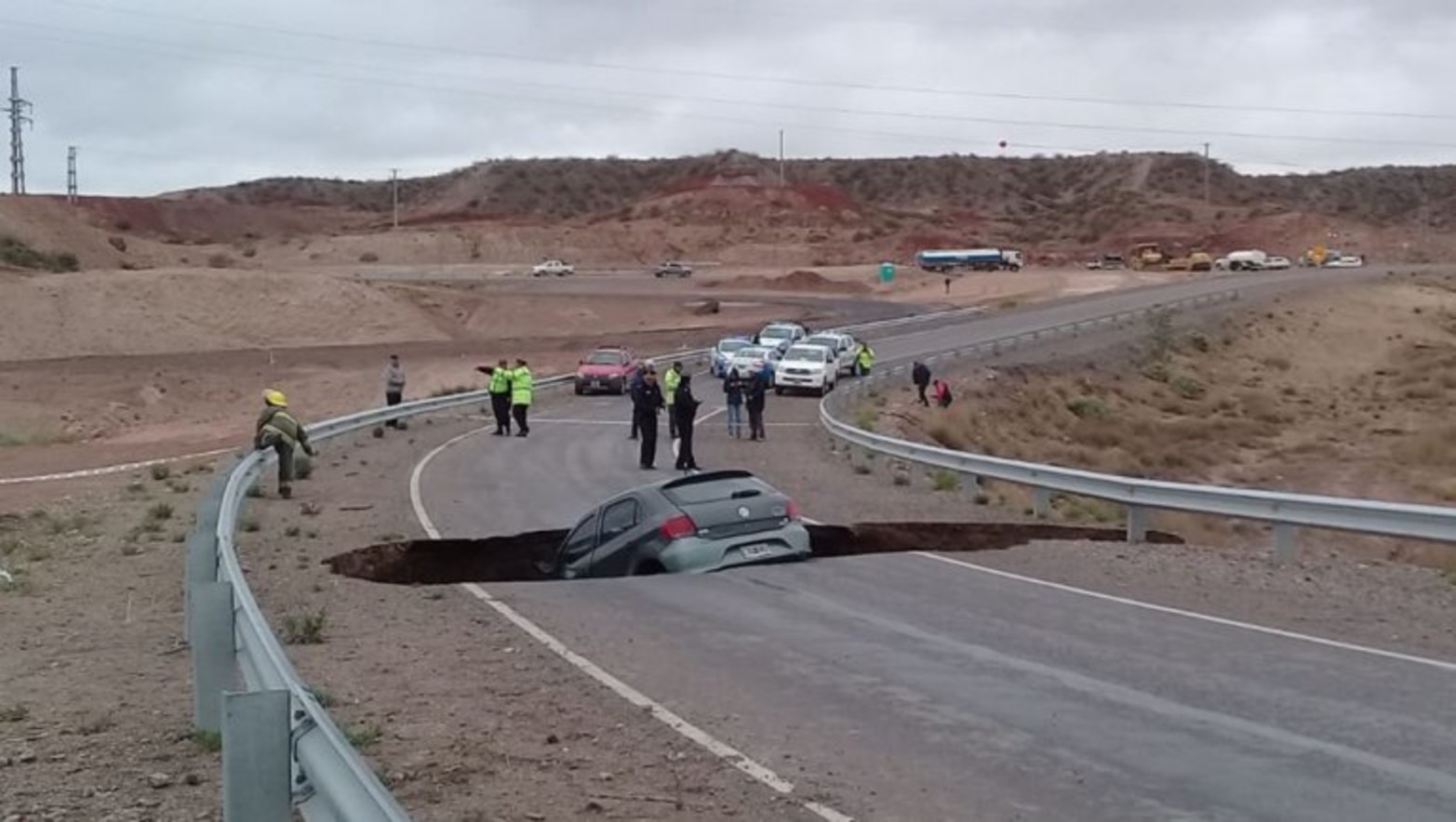 Enorme grieta en la R7 se tragó a un auto en Neuquén