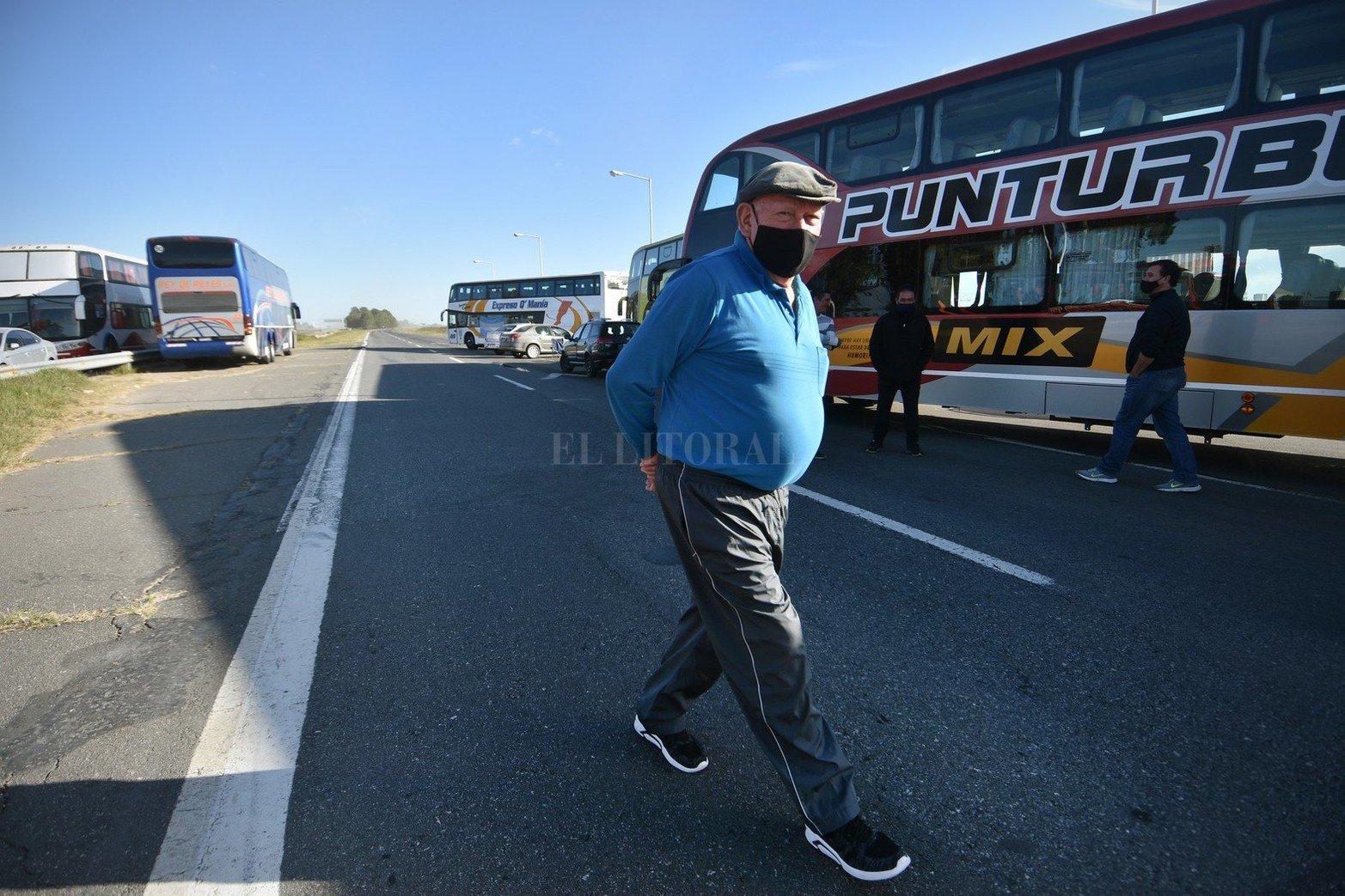 El corte de transportistas de empresas de turismo que comenzó este martes por la mañana en la autopista Santa Fe-Rosario no sólo continuaba, sino que además referentes del sector adelantaron a El Litoral que la medida se sostendrá en tanto y en cuanto no reciban respuestas del gobierno provincial.