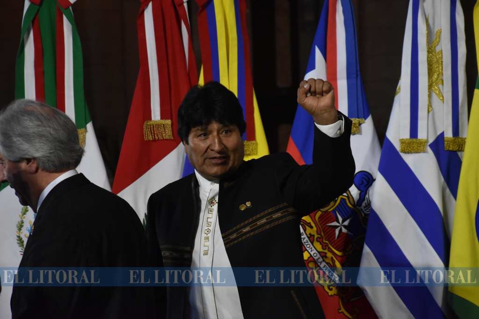 El Presidente Evo Morales de Bolivia saludo ante el pedido de los reporteros gráficos.