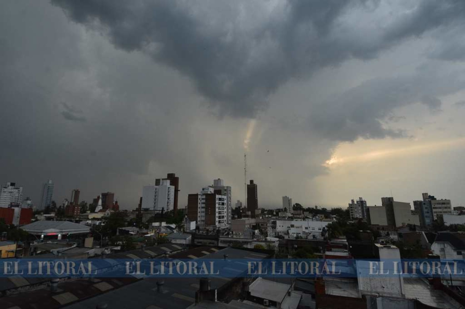 El frente de tormenta de ayer a la tarde. La escasez de agua de lluvia viene desde mayo de este año.