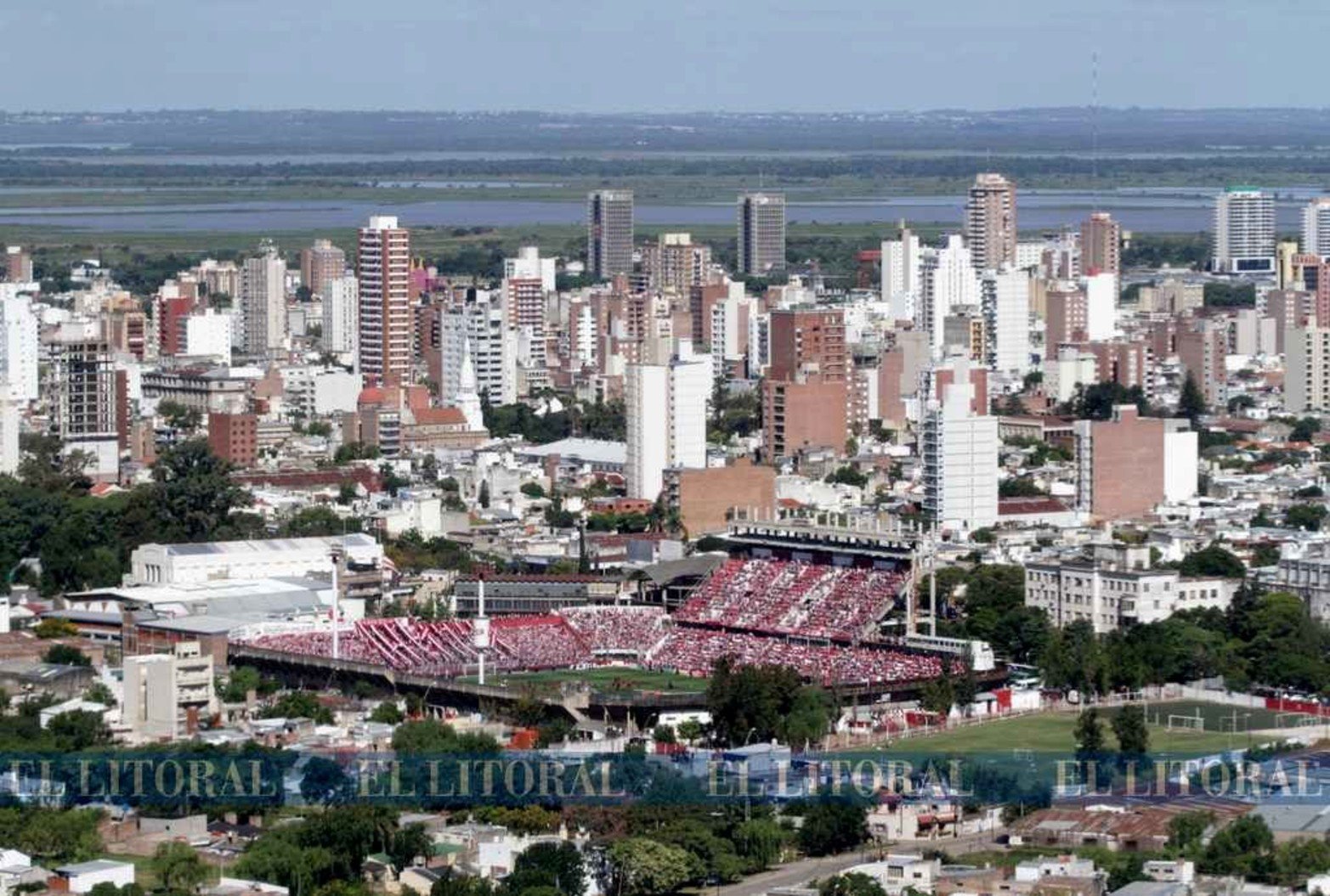 18 de marzo de 2017. El estadio 15 de abril, la ciudad y el valle de inundación del río Paraná.