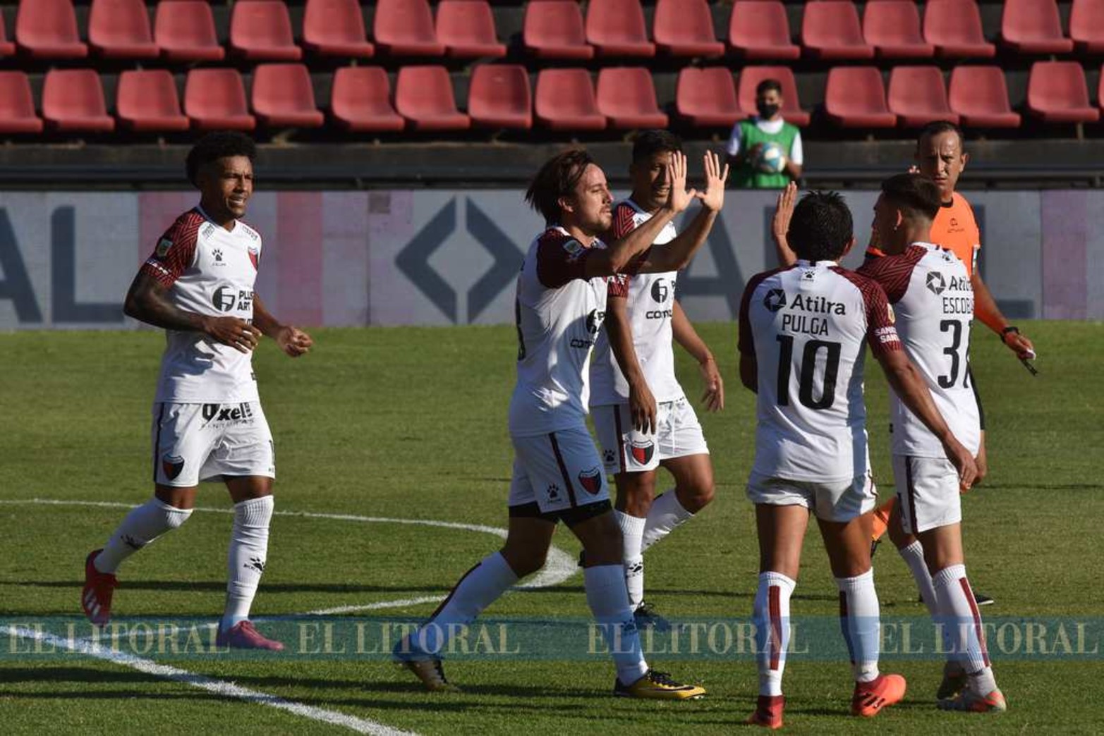 Colón y Defensa y Justicia juegan en el estadio Brigadier López.