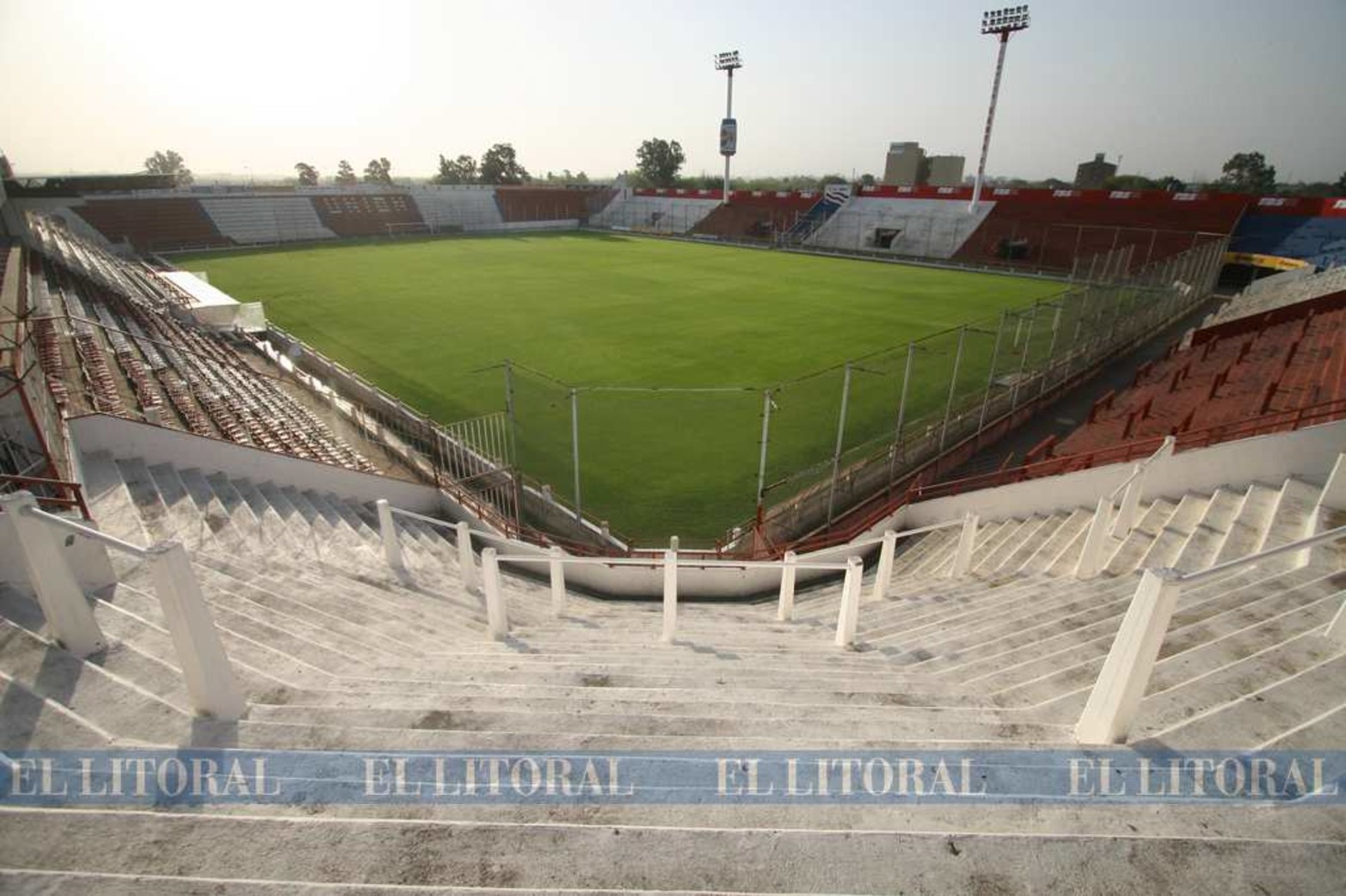 29 de agosto de 2009. La cancha y las tribunas vacías.