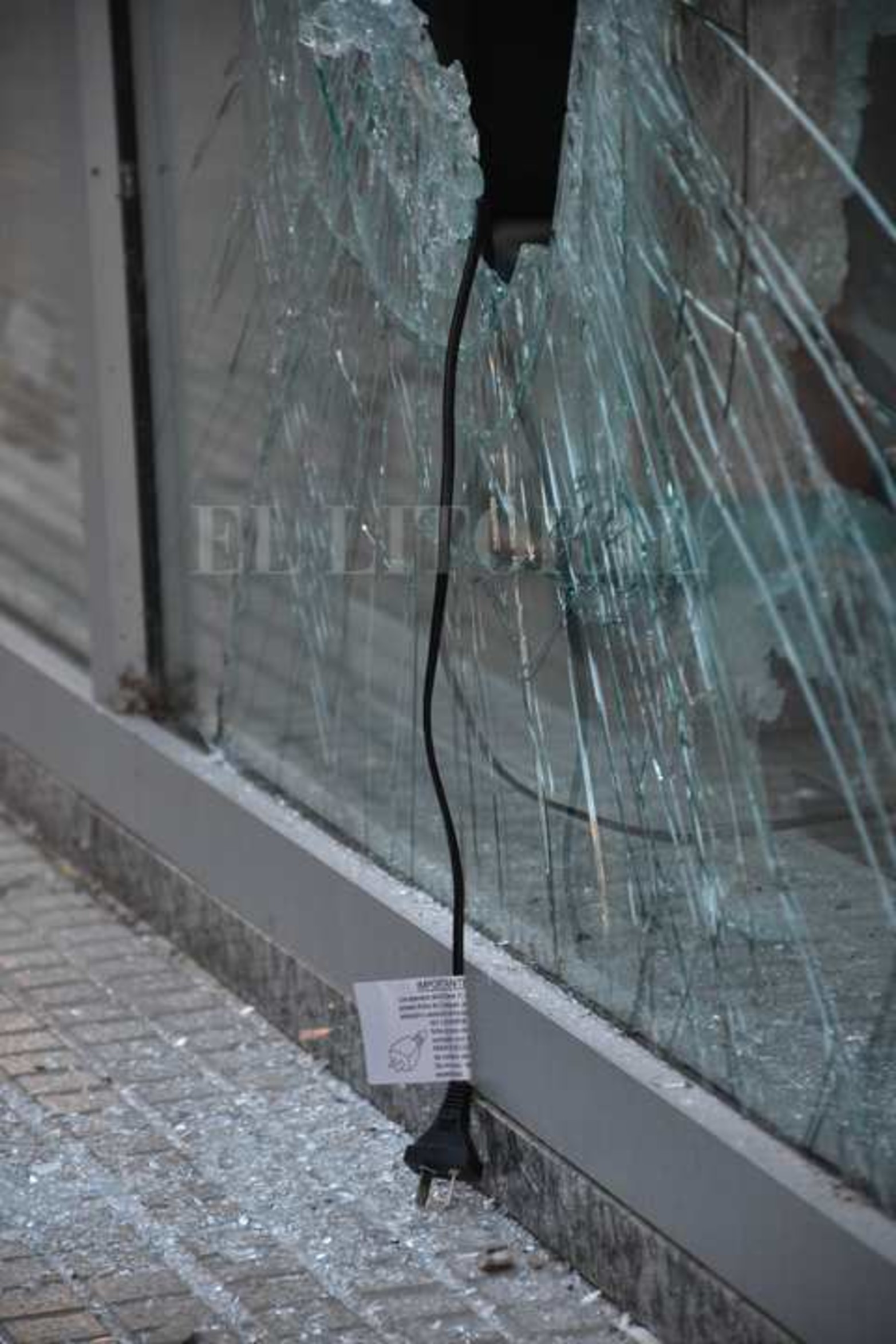En el corazón de la peatonal, una zona vigilada por cámaras de seguridad, lograron romper el sistema de vidrio de la alta vidriera del local de electrodomésticos.