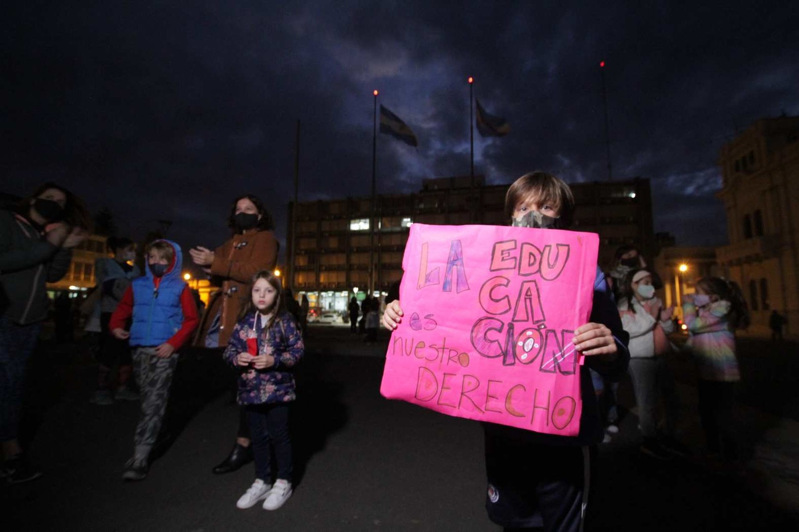 La educación es un Derecho. Atrás el edificio donde esta el Consejo de Educación de Entre Ríos.