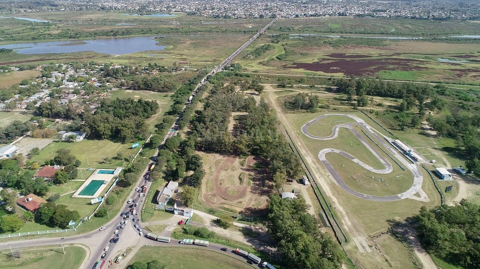 Por la medida de fuerza que realizan los transportistas de turismo en la autopista los camiones de carga deben desviar por la ciudad de Santo Tomé y se registran complicaciones para circular por el Puente Carretero.