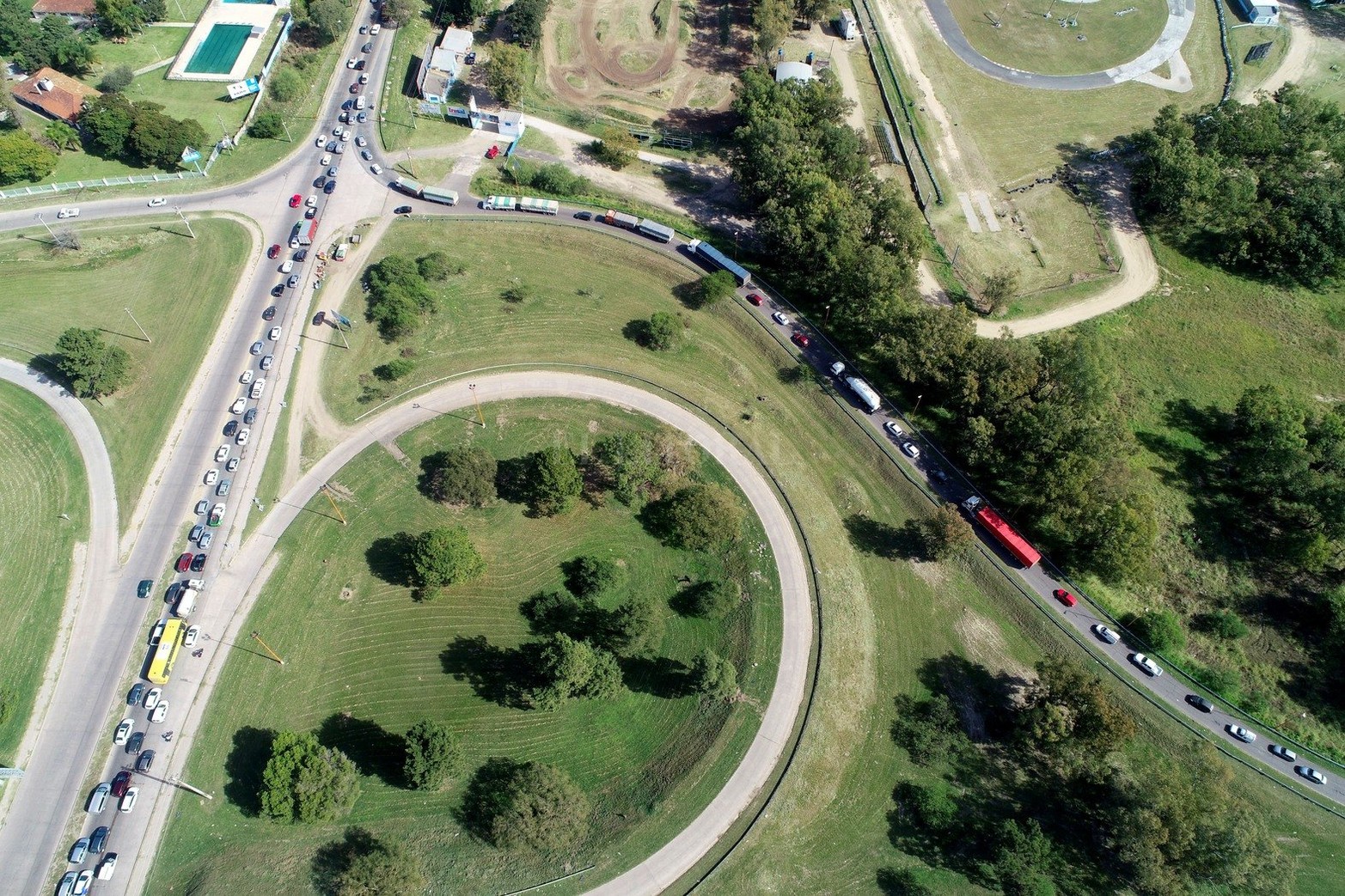 Por la medida de fuerza que realizan los transportistas de turismo en la autopista los camiones de carga deben desviar por la ciudad de Santo Tomé y se registran complicaciones para circular por el Puente Carretero.