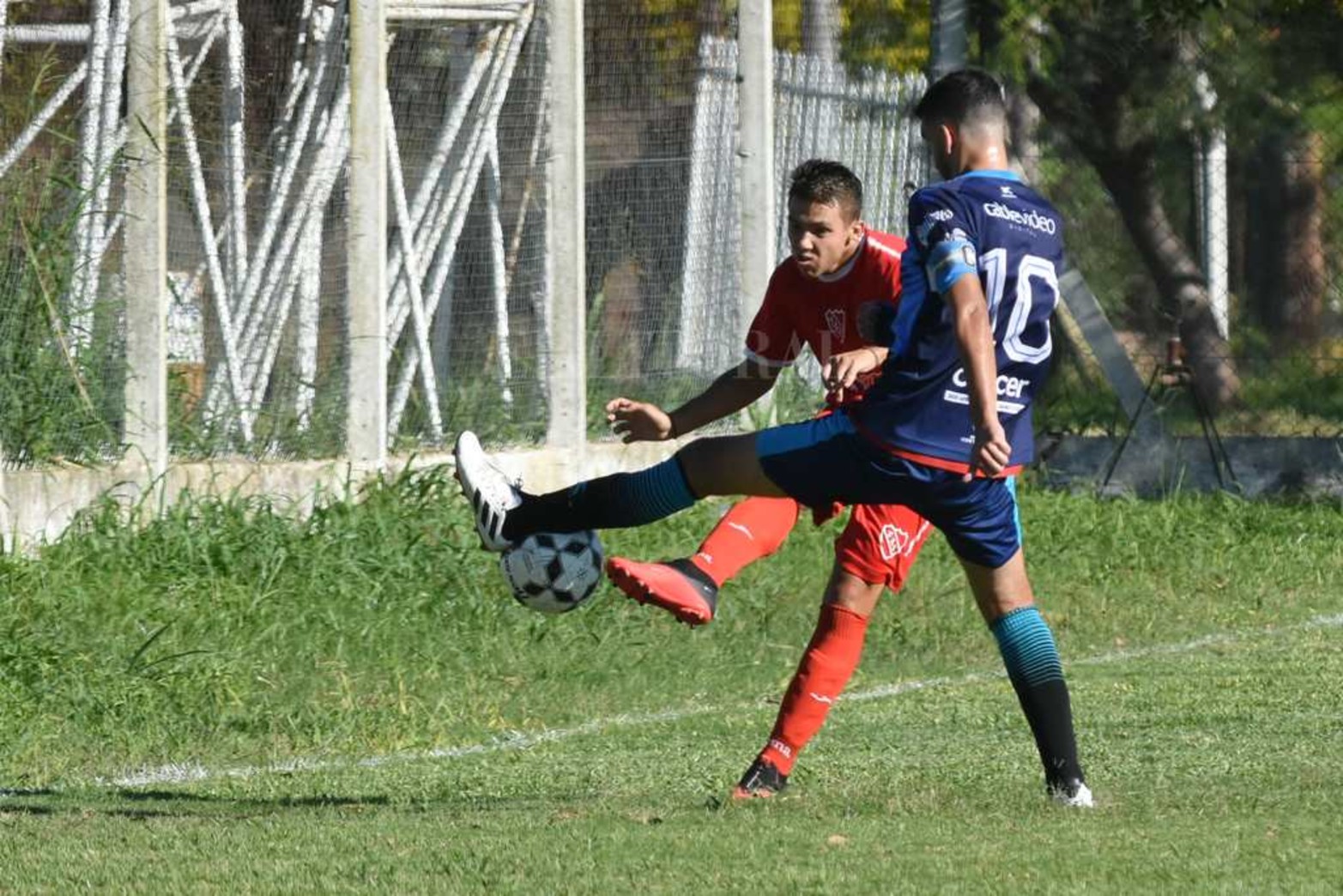 Encuadres de Ciclón Racing e Independiente de Santo Tome.