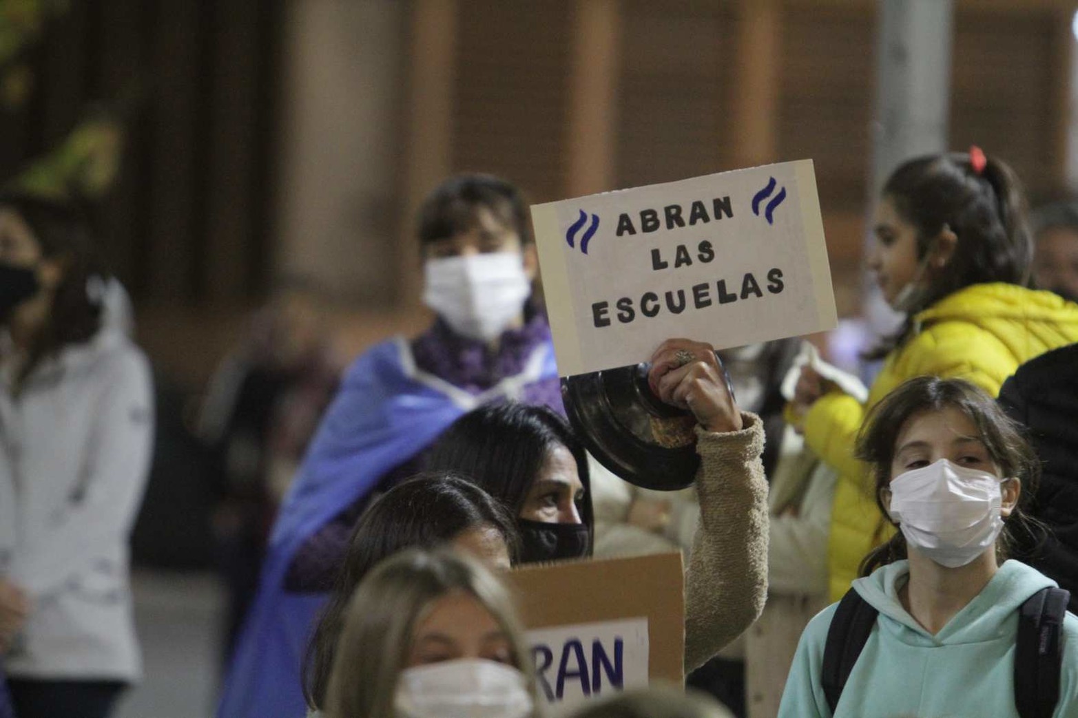 Abran las escuelas. La medida de cerrar solo involucró a la educación. La decisión fue tomada el domingo a la tarde. Para el resto de las actividades, recién el martes a la tarde salió un nuevo decreto, donde nada cambiaba.