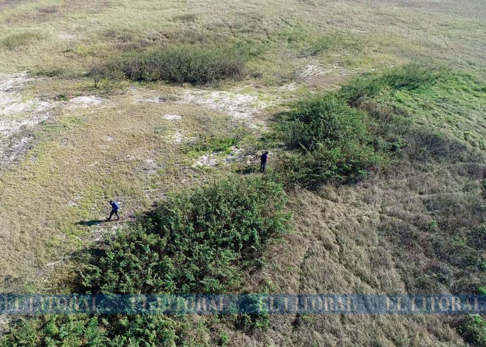 Un equipo del diario El Litoral recorrió, junto al antropólogo Gabriel Cocco, el albardón donde comenzará la excavación .