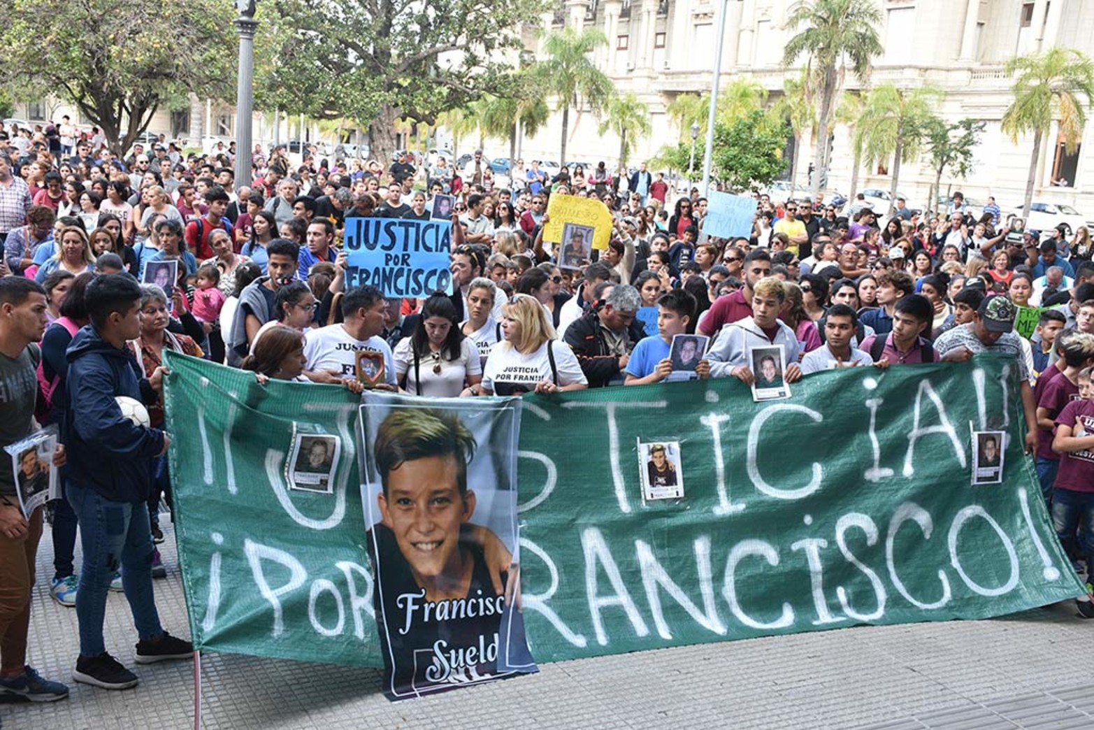 La noche del 13 de mayo, Francisco Sueldo murió en las calles de barrio María Selva, cuando un conductor fuera de control atropelló el auto de sus padres. Su familia espera justicia.