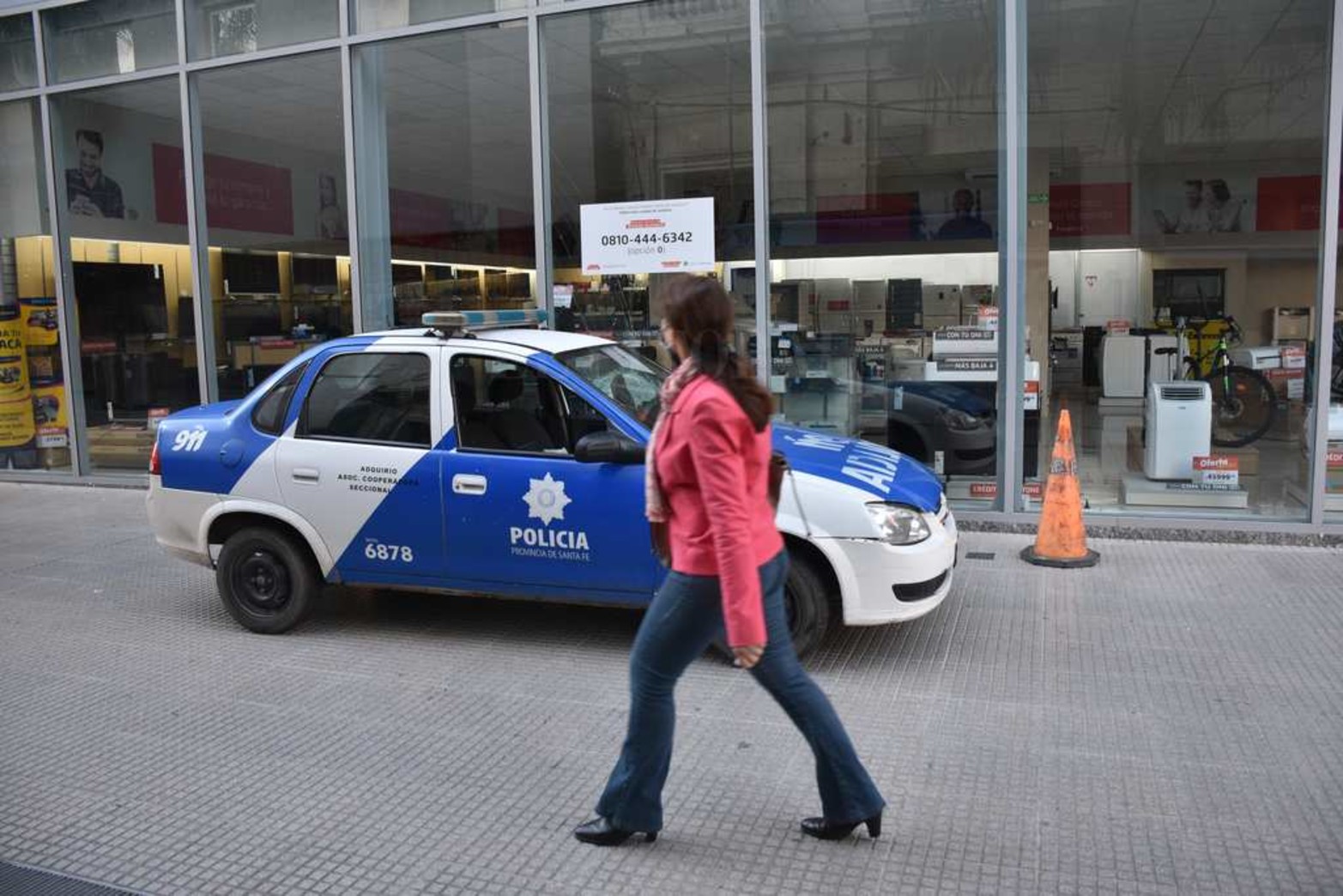 En el corazón de la peatonal, una zona vigilada por cámaras de seguridad, lograron romper el sistema de vidrio de la alta vidriera del local de electrodomésticos.