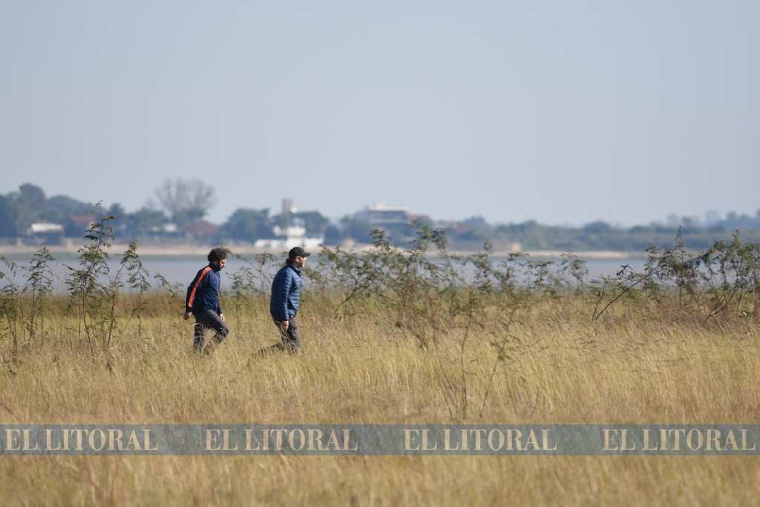 Un equipo del diario El Litoral recorrió, junto al antropólogo Gabriel Cocco, el albardón donde comenzará la excavación .