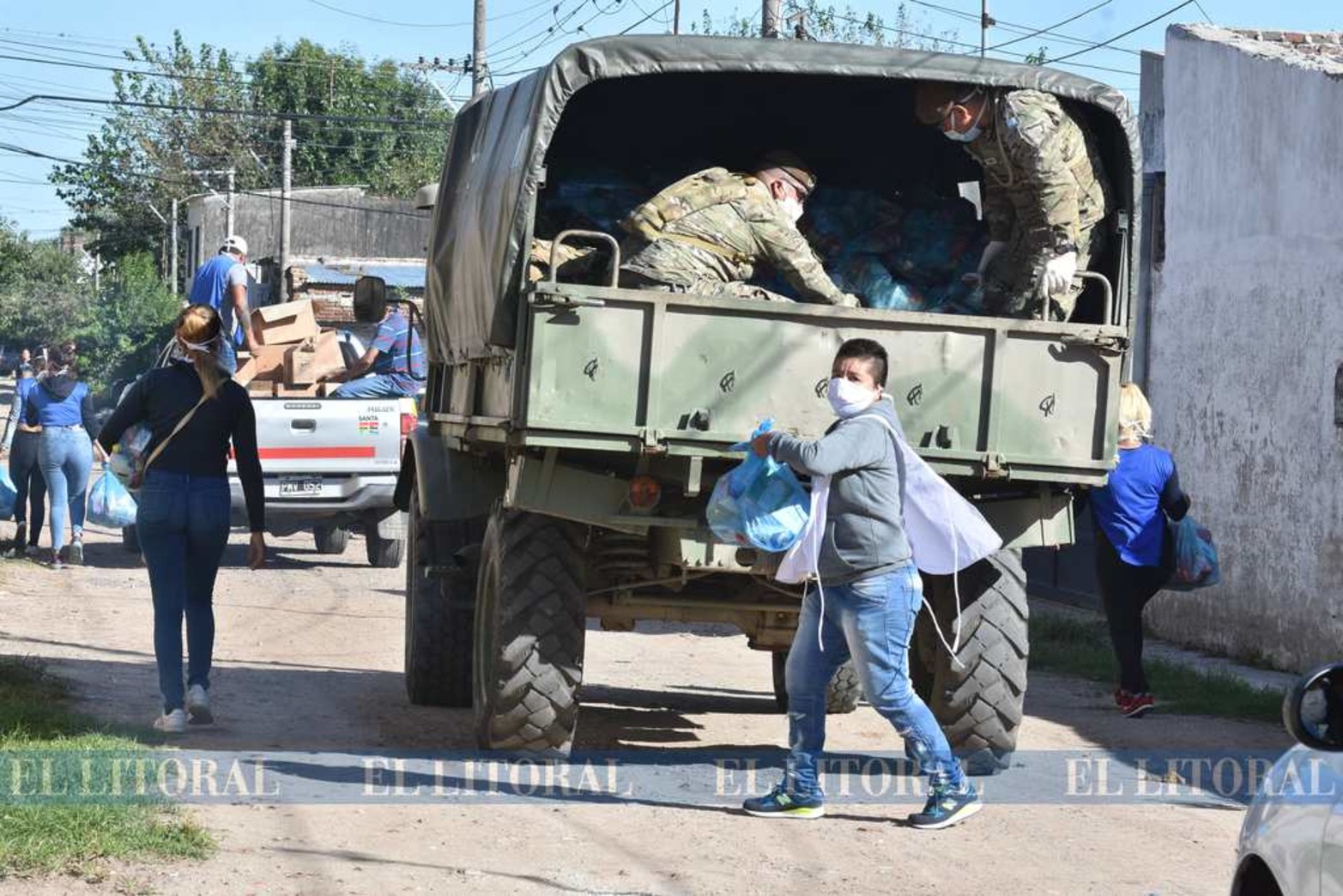 El Ejercito y el Ministerio de Desarrollo Social de la provincia entregó bolsones de comida y lavandina