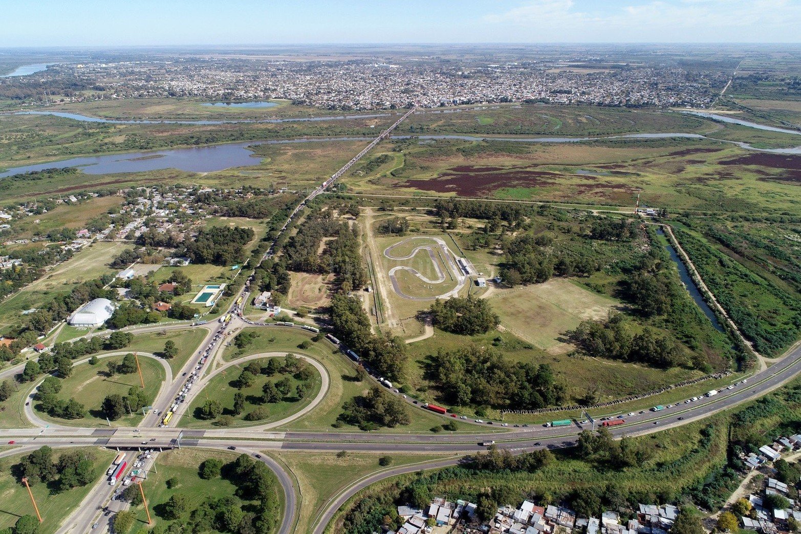 Por la medida de fuerza que realizan los transportistas de turismo en la autopista los camiones de carga deben desviar por la ciudad de Santo Tomé y se registran complicaciones para circular por el Puente Carretero.