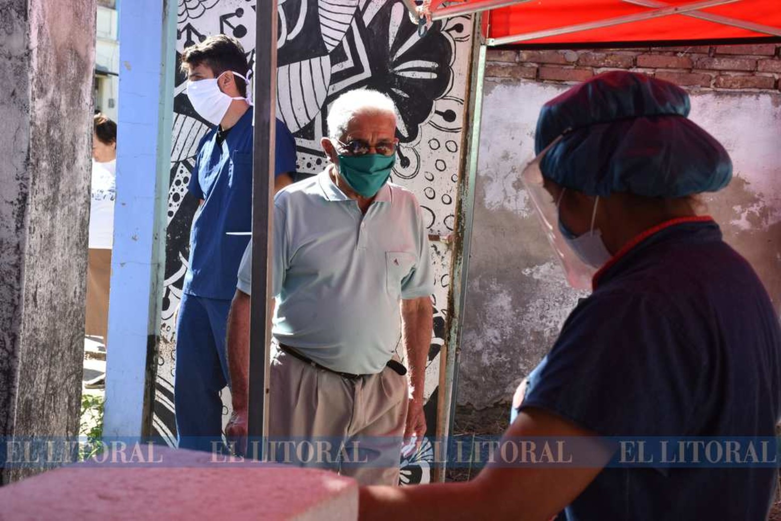 Vacunan a adultos mayores en barrio Santa Rosa de Lima