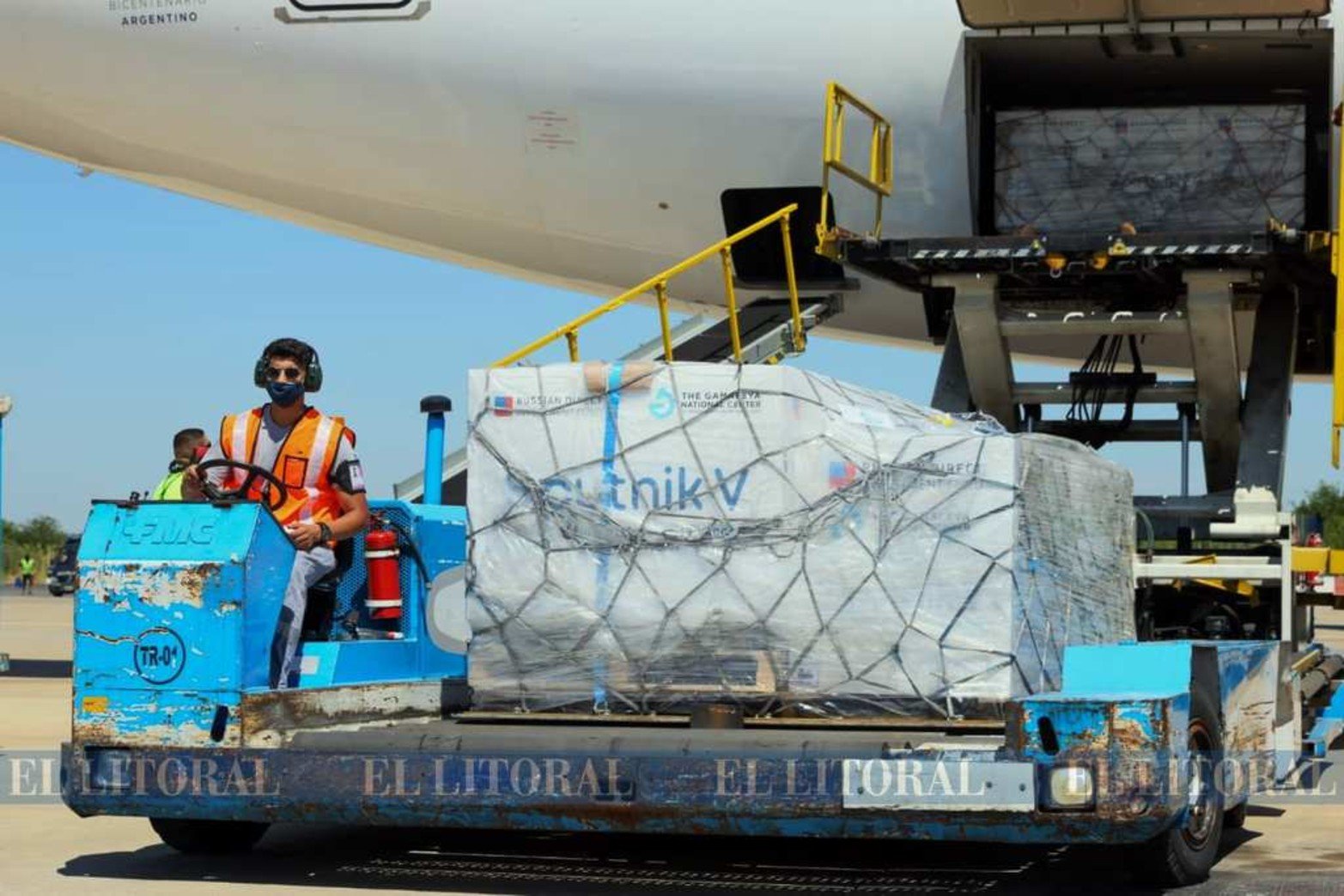 Las primeras cajas que fueron bajada en el aeropuerto de Ezeiza durante el mediodía.