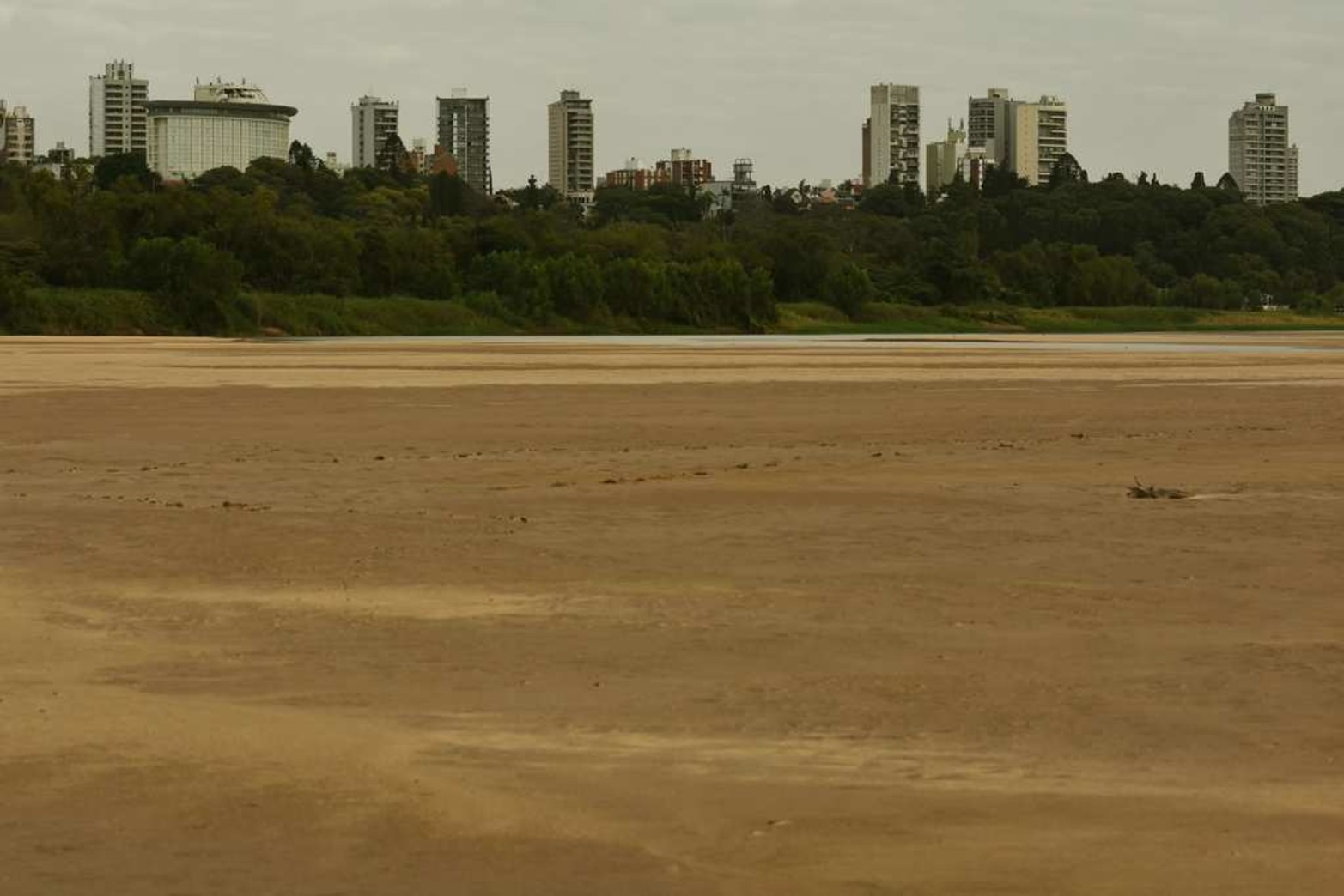 Los bancos atrás de la isla Puente. Así lucen las arenas del río Paraná. Atrás se puede divisar el hotel Mayorazago-Howard Johnson y los edificios de la ciudad.