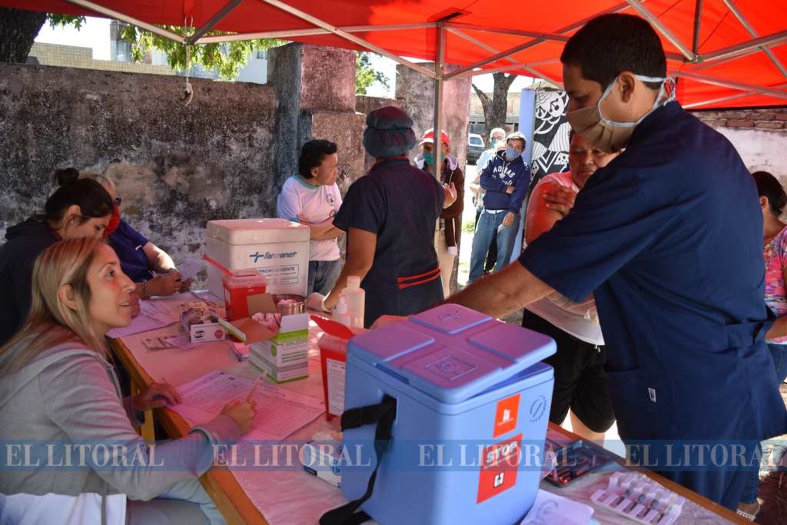 Vacunan a adultos mayores en barrio Santa Rosa de Lima