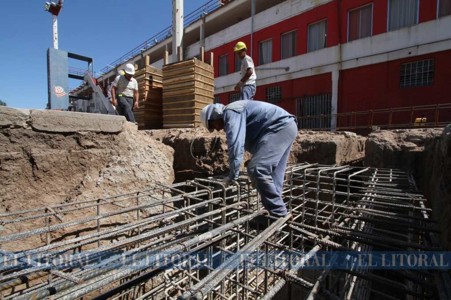 29 de enero de 2013. Las bases para apoyar la estructurda pre moldeada.