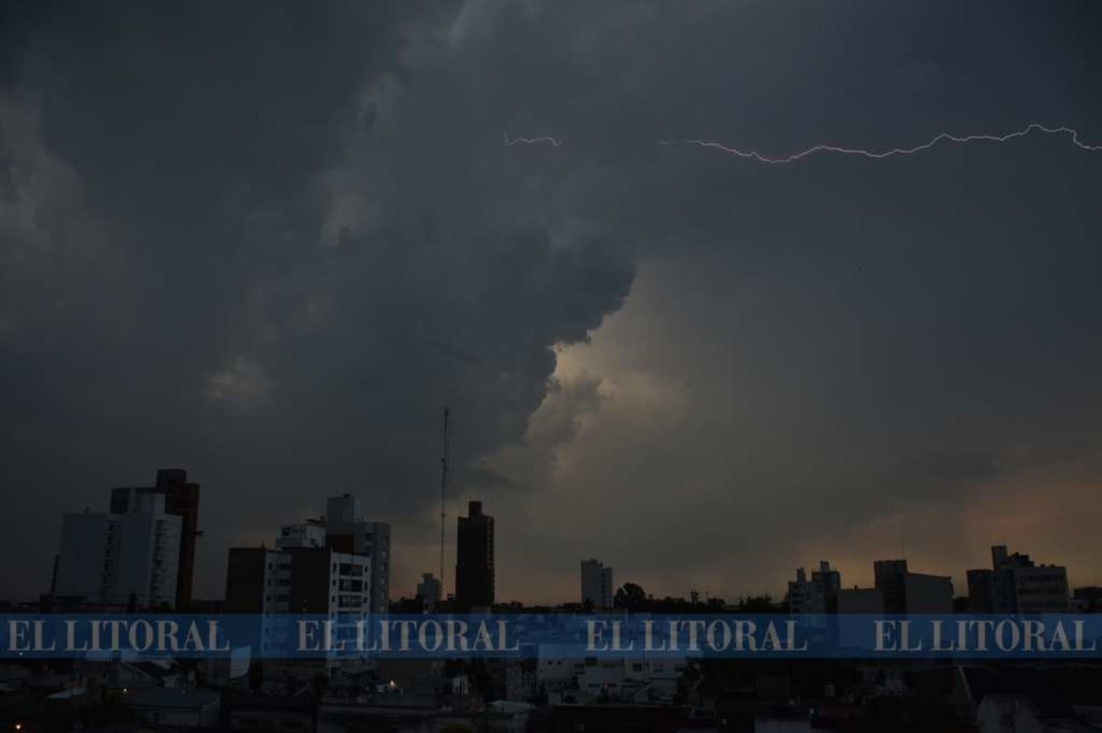 El frente de tormenta de ayer a la tarde. La escasez de agua de lluvia viene desde mayo de este año.