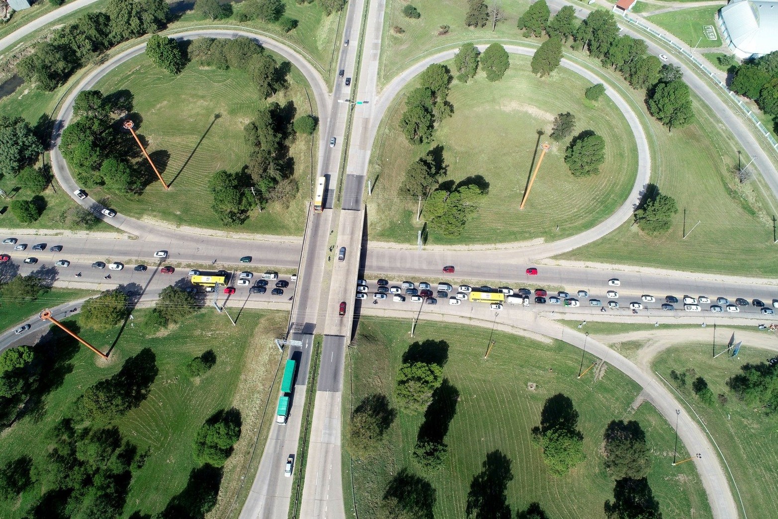 Por la medida de fuerza que realizan los transportistas de turismo en la autopista los camiones de carga deben desviar por la ciudad de Santo Tomé y se registran complicaciones para circular por el Puente Carretero.