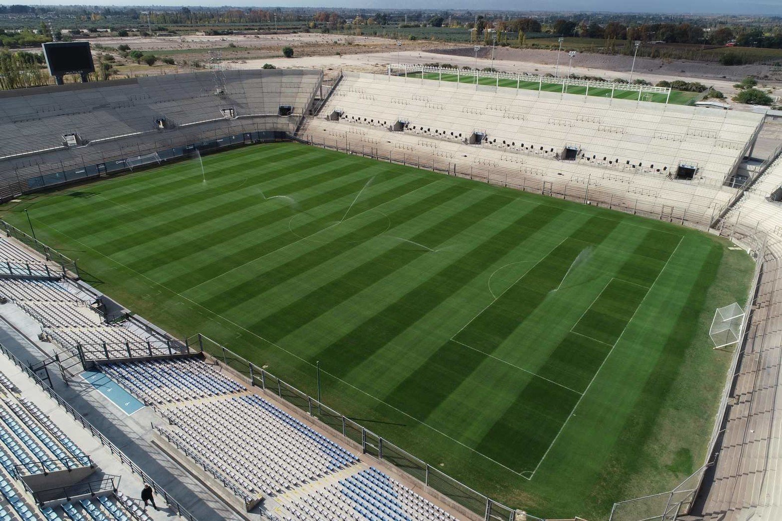 Aquí jugarán el próximo sábado Colón e Independiente la primera semifinal dela Copa de la Liga. El estadio fue inaugurado el 16 de marzo de 2011 y tiene una capacidad para 25.000 espectadores. Sus medidas son 105 x 68 metros. Sala de prensa para 100 personas, 114 lugares en cabina y 30 pantallas LED. 